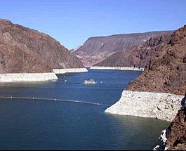 El lago Mead, un importante punto de abastecimiento de agua en el Oeste creado en los 1930s por la construccin de la Presa Hoover, se est acercando a niveles bajos histricos  por lo que se alcanza ya a ver el fondo de la baera alrededor del lago. Foto cortesa del Servicio Nacional de Parques (US National Park Service) [<A HREF= http://earthobservatory.nasa.gov/Study/LakeMead/ target=_blank>Ms</A>]
