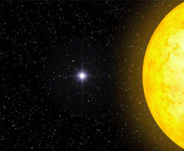 De acuerdo con la teoría de la Relatividad General de Einstein, la gravedad del Sol provoca que la luz de las estrellas se curve, cambiando la posición aparente de las estrellas en el firmamento.