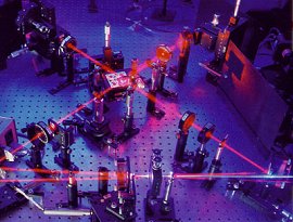 Los estados cuánticos entrelazados poseen aspectos extraños. En este experimento, unos fotones entrelazados son teletransportados dentro del laboratorio.