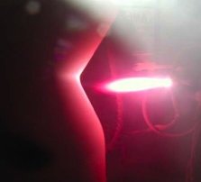 Un cono de combustión (lado izquierdo) de un cohete siendo construido rociando material en un molde con plasma caliente (lado derecho).