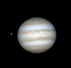 El astrnomo aficionado Randy Brewer de Baytown, TX, tom esta foto de Jpiter, Io y Europa el 26 de Febrero. Io est a la izquierda. Europa y su sombra a la derecha. 