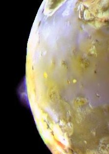 Un penacho volcnico de Io, fotografiado por la nave Galileo, de la NASA [<a href=http://antwrp.gsfc.nasa.gov/apod/ap020622.html target=_blank><u>Ms</u></a>]