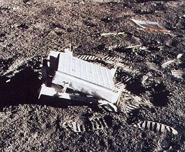 Un conjunto retroreflector dejado en la Luna por astronautas del Apolo 14.  Espejos similares fueron posicionados por astronautas del Apolo 11 y Apolo 15, y por un par de rovers Lunokhod de la era Sovitica. [<a href=http://physics.ucsd.edu/%7Etmurphy/apollo/lrrr.html target=_blank>Ms informacin</a>]