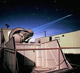 El lunar laser ranging trabaja disparando pulsos de luz lser a los reflectores en la superficie de la Luna y capturando los fotones que regresan.  Aqu se muestra el experimento laser ranging en el Observatorio McDonald en la Universidad de Texas. [<a href=http://www.csr.utexas.edu/mlrs target=_blank>Ms informacin</a>]