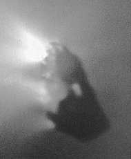 La sonda de la Agencia Espacial Europea, Giotto captur este acercamiento del ncleo del Halley. Los chorros brillantes son desechos de polvo arrojados. [<a href=http://apod.gsfc.nasa.gov/apod/ap961210.html target=_blank><u>Ms</u></a>] 