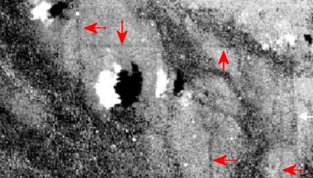 Imagen del satlite IKONOS que revela rasgos lineales que pudieron haber sido canales de riego.  Imagen cortesa de: NASA/MSFC. [<a href=http://science.nasa.gov/headlines/y2004/images/maya/canals_big.jpg target=_blank>Ms informacin</a>].
