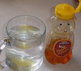 La miel y el agua en la cocina del autor.