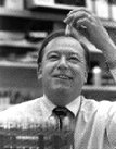 El Prof. Kenneth Baldwin trabajando en su laboratorio. [<a href=http://www.ucihs.uci.edu/pandb/faculty/kmbres.html target=_blank>Ms</a>]
