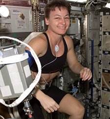 La astronauta Peggy Whitson se ejercita a bordo de la Estacin Espacial Internacional (ISS). [<a href=http://spaceflight.nasa.gov/gallery/images/station/crew-5/html/iss005e19968.html target=_blank>Ms</a>].