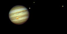 Jpiter y tres de sus lunas, fotografiados el 7 de febrero por el astrnomo aficionado Gary Palmer de Los ngeles. Utiliz un telescopio de 11 pulgadas y una cmara digital.