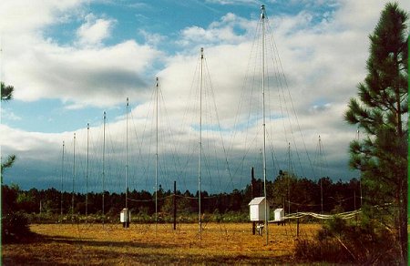 Antenas carpa india de postes espiral en Radio Observatorio de la Universidad de Florida. <A HREF= http://www.astro.ufl.edu/radioobs.html target=_blank>[Ms]</A>
