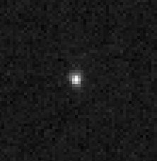 Ah est Sedna, a ms de 13 mil millones de kilmetros de distancia, pero dnde esta su luna?. Crdito de la imagen: Telescopio Espacial Hubble <A HREF= http://hubblesite.org/newscenter/newsdesk/archive/releases/2004/14/image/a target=_blank>[ms]</A>