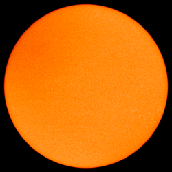 <a href=http://science.nasa.gov/headlines/y2004/images/solarminimum/midi512_11oct04.gif target=_blank>El sol sin manchas,</a> el 11 de octubre de 2004, fotografiado por el Observatorio Solar y Heliosferico de la ESA/NASA.