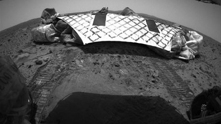 Despus de que Spirit empezase a rodar sobre el suelo marciano, mir hacia atrs y tomo esta fotografa del aterrizador. Tambin esta disponible una versin en <A HREF= http://marsrovers.jpl.nasa.gov/gallery/press/spirit/20040115a/2R127428271FFL0300P1004A0M2_str1-A12R1.jpg>3D de la imagen</A>. Para observarla usa gafas especiales 3D rojo-azul. <A HREF= http://marsrovers.jpl.nasa.gov/gallery/press/spirit/>[ms]</A>