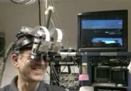 En NASA/Ames, el Dr. Stephen Ellis modela un casco de RV. [<A HREF= http://human-factors.arc.nasa.gov/web/hf101/interaction_ex.html target=_blank>Ms</A>]