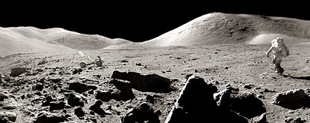 El astronauta Harrison Schmidt caminando en la luna. 
[<a href= http://antwrp.gsfc.nasa.gov/apod/ap040412.html target=_blank><u>Ms informacin</u></a>] 
