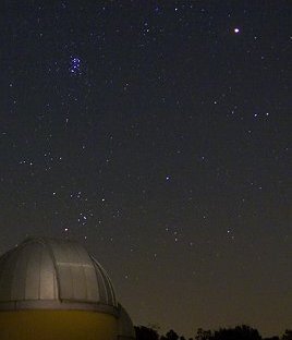 <a href= http://science.nasa.gov/headlines/y2005/images/doublemars/richard.jpg target=_blank>Marte y las Plyades</a>, fotografiadas el 8 de septiembre por <a href=mailto:stan.richard@mchsi.com>Stan Richard</a> en el Condado rural de Jasper en Iowa. 