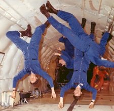 Astronautas entrenando a bordo de una aeronave con gravedad reducida. (<a href= http://www.nasa.gov/missions/research/kc135.html target=_blank>Más información</a>)