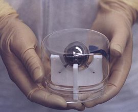 Uno de los giroscopios esfricos de la Gravity Probe B. 
[<a href= http://ciencia.nasa.gov/headlines/y2004/26apr_gpbtech.htm target=_blank >Ms informacin</a>]
