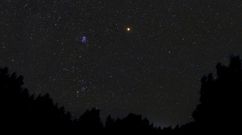 <a href= http://ciencia.nasa.gov/headlines/y2005/images/halloween/payson.jpg target=_blank>Marte saliendo sobre Payson,</a> Arizona el 25 de octubre de 2005. 
Crdito Imagen: Chris Shur.
