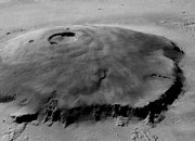 <a href= http://science.nasa.gov/headlines/y2005/images/lola/Olympus_MOLA_MOC.jpg target=_blank><u>Un mapa en 3D del volcn Monte Olimpo de Marte</u></a>, hecho a finales de los 90s por la nave MOLA, siglas en ingls del Altmetro Lser del Orbitador de Marte.  LOLA, pariente cercano del MOLA, producir vistas similares de la Luna. 
[<a href= http://ltpwww.gsfc.nasa.gov/tharsis/mola.html target=_blank><u>Ms informacin</u></a>].
