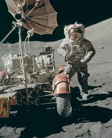 <a href= http://science.nasa.gov/headlines/y2005/images/lola/moonbuggy_big.jpg target=_blank>Al viajar en la Luna,</a> no olvide su mapa!