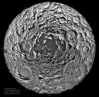 Una imagen compuesta del polo sur de la Luna donde algunos de sus crteres estn permanentemente en la sombra. 
[<a href= http://nssdc.gsfc.nasa.gov/planetary/ice/ice_moon.html target=_blank><u>Ms informacin</u></a>]
