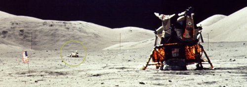 <a href=http://www.hq.nasa.gov/office/pao/History/alsj/a17/a17vipsite.jpg target=_blank>El buggy lunar del Apolo 17</a>, mostrado en el círculo, espera para filmar el despegue de su madre nodriza, Challenger.
(<a href= http://www.hq.nasa.gov/office/pao/History/alsj/a17/video17.html#launch target=_blank><u>Más Información</u></a>).