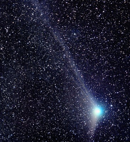 <a href= http://science.nasa.gov/headlines/y2005/images/machholz/candy1.jpg target=_blank>El Cometa Machholz</a> el 1 de Enero. Su cola de iones apunta hacia arriba, la cola de polvo hacia abajo. 
<i>Crdito Foto: Paolo Candy del Planetario y Observatorio Astronmico Cimini de Italia.</i>
