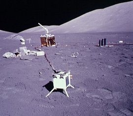 La caja en primer plano es el Experimento Eyecciones Lunares y Meteoritos (<a href= http://science.nasa.gov/headlines/y2005/images/moonstorms/leam1.jpg target=_blank>LEAM</a>). [<a href= http://ares.jsc.nasa.gov/HumanExplore/Exploration/EXLibrary/docs/ApolloCat/Part1/LEAM.htm target=_blank>Ms informacin</a>]