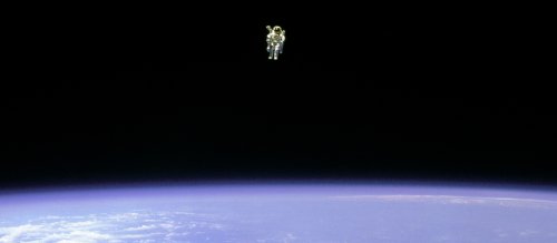 <a href= http://antwrp.gsfc.nasa.gov/apod/ap050322.html target=_blank>Fuera de la atmsfera terrestre</a>, los astronautas estn expuestos a la radiacin espacial