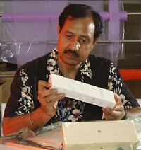 Raj Kaul, co-inventor del RXF1, sosteniendo un ladrillo del material. 
[<a href= http://www.nasa.gov/centers/marshall/multimedia/photos/2003/photos03-183.html target=_blank><u>Ms informacin</u></a>]
