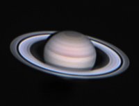 As es como luce Saturno a travs de un telescopio de 25 centmetros (10 pulgadas).  La divisin oscura en los anillos de Saturno es conocida como Divisin Cassini.  Crdito de la Foto:  <a href=mailto:ralf.vandebergh@wanadoo.nl>Ralf Vanderbergh</a> de Holanda.
