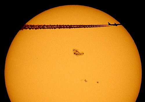 <a href=http://science.nasa.gov/headlines/y2005/images/solarflares/Koeman.jpg target=_blank>Mancha solar gigante</a> 720 (y un avión sobrevolando) fotografiado por el astrónomo amateur Jan Koeman de Holanda el 15 de enero de 2005.