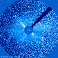 La tormenta de protones del 20 de enero fotografiada desde el espacio por un corongrafo a bordo del Observatorio Heliosfrico y Solar (SOHO).  Las numerosas marcas son protones solares alcanzando la cmara digital de la nave. [<a href=http://www.spaceweather.com/glossary/coronagraph.html target=_blank><u>Ms</u></a>] 