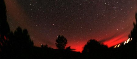 Auroras boreales color rub en Payson, Arizona, el 11 de septiembre de 2005. 
<i>Crdito de la foto: Chris Schur.</i>
[<a href= http://www.spaceweather.com/aurora/gallery_01sep05_page5.htm target=_blank>galera</a>]
