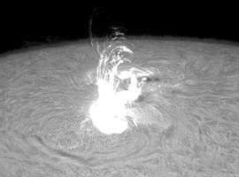Una erupcin de rayos X fotografiada el 9 de septiembre por Birgit Kremer de Marbella, Espaa. [<a href= http://science.nasa.gov/headlines/y2005/images/solarminexplodes/kremer.avi target=_blank>video</a>]