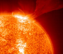 Una explosin solar en 2001 
[<a href= http://antwrp.gsfc.nasa.gov/apod/ap010924.html target=_blank><u>Ms informacin</u></a>]
