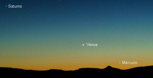 <a href= http://science.nasa.gov/headlines/y2005/images/spectacular/westlake.jpg target=_blank>Saturno, Venus y Mercurio</a> reunidos en la puesta de sol del 19 de Junio de 2005. Los tres planetas estarán mucho más cerca en los próximos días. Crédito de la imagen: <a href=mailto:jwestlake@coloradomtn.edu>Jimmy Westlake</a> de Yampa, Colorado.
