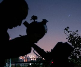 Hubo un encuentro similar entre Júpiter y Venus el pasado Noviembre. Como se observa <a href=http://science.nasa.gov/headlines/y2005/images/sunset/Tafreshi1.jpg target=_blank>aquí</a>, los dos planetas brillan sobre Teherán, Irán.
<i>Crédito: Babak A. Tafreshi.</i>