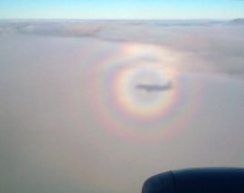 Una gloria, fotografiada por el viajero areo Philip Laven.  Derechos de Autor 2000, todos los derechos reservados.  
[<a href=http://www.sundog.clara.co.uk/droplets/glorair.htm target=_blank>Ms informacin</a>]
