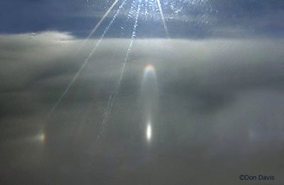Halos bajo el horizonte fotografiados por Don Davis.  Derechos de Autos 2005, Todos los Derechos Reservados.  <a href=http://science.nasa.gov/headlines/y2005/images/thanksgivingskies/subhorizon1_lab.jpg target=_blank>Vea las referencias</a>.  
[<a href=http://www.sundog.clara.co.uk/halo/subpars.htm target=_blank>Ms informacin</a>]

