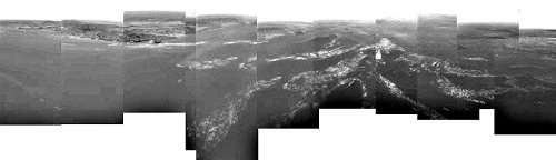 Un vista panormica 360o del terreno alrededor del lugar del descenso de la Huygens. Los cientficos especulan que las rayas blancas pueden ser neblina de vapores de etano o metano. [<A HREF=http://www.esa.int/SPECIALS/Cassini-Huygens/SEMC8Q71Y3E_1.html#subhead3 target=_blank>Ms</A>] 