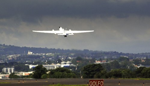 La aeronave ER-2 en vuelo hacia un huracn. 
[<a href=http://www.nasa.gov/mission_pages/station/multimedia/hurricane_emily1.html target=_blank>Ms informacin</a>]
