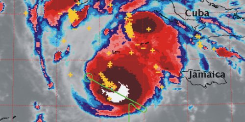 Imagen infrarroja del Huracán Emily proveniente del satélite GOES 11. Los símbolos + y – en color amarillo muestran los relámpagos detectados por la Red Norteamericana de Detección de Relámpagos. La línea verde señala la ruta del ER-2. Haga clic <a href=http://science.nasa.gov/headlines/y2006/images/electrichurricanes/flightpath_big.jpg target=_blank>aquí</a> para ver los campos eléctricos que fueron medidos por la aeronave durante el vuelo.