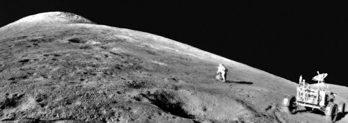 El astronauta del Apolo 15 Dave Scott asciende por la mullida base del Monte Hadley Delta. 
<i>Crdito de la fotografa: Jim Irwin</i>
[<a href= http://antwrp.gsfc.nasa.gov/apod/ap040113.html target=_blank>Ms informacin</a>]

