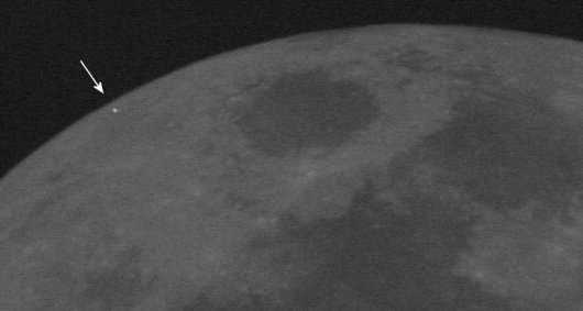 Una Lenida con un destello de octava magnitud cerca del crter Gauss. La pelcula corre con un movimiento lento de 7x; de otra manera la explosin sera casi invisible para el ojo humano.
Pulse para ver el video en: <a href=http://science.nasa.gov/headlines/y2006/images/lunarleonid/sflash_movie.gif target=_blank>gif</a>, <a href=http://science.nasa.gov/headlines/y2006/images/lunarleonid/nov17_2006_leonid.wmv target=_blank>vmw</a> o <a href=http://science.nasa.gov/headlines/y2006/images/lunarleonid/NOV17_2006_Leonid.m1v target=_blank>mpeg</a>
