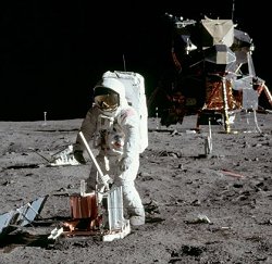 Buzz Aldrin coloca un sismmetro en el Mar de la Tranquilidad. 
[<a href= http://science.nasa.gov/headlines/y2006/images/moonquake/A11setup5.jpg  target=_blank>Imagen ampliada</a>]

