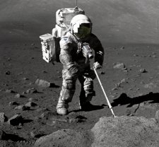 El geólogo del Apolo 17 Harrison “Jack” Schmitt recoge una muestra de tierra y rocas ricas en oxígeno</a> de la luna.