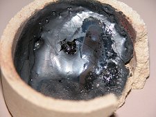 Escoria bioproducto bajo en oxgeno del dispositivo de Cardiff. La escoria podra resultar til como material en bruto para ladrillos, pavimento o escudos radiactivos. 
[<a href=http://science.nasa.gov/headlines/y2006/images/moonrocks/slag_big.jpg target=_blank>Ampliar imagen</a>]
